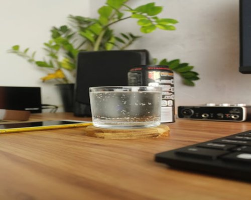 Suasana meja kerja yang rapi dengan segelas air